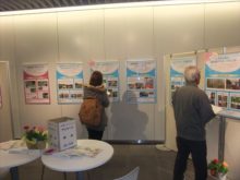 クイズラリーの問題を見ている来場者