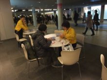 来場者とお話しているスタッフ