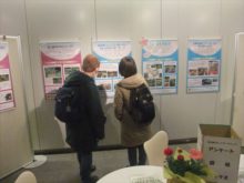パネルボードをみている来場者