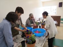 互いに説明しているところ