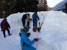 キャンドルを設置するための穴を掘っているところ