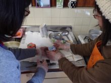 カラーキャンドルに溶かしたろうをながしているところ