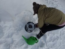 スノーキャンドルを作っているところ