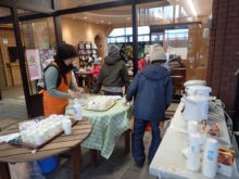 来場者の飲み物を用意しているところ