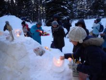 キャンドルに灯りをつけている様子