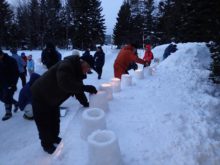 キャンドルに灯りをつけている様子