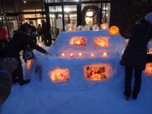 緑のセンター前のキャンドルの様子