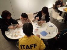 サシェ作りをしているところ