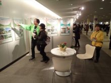 来場者に説明しているスタッフ