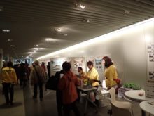 参加賞を渡している様子