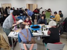 参加者に説明しているサポーター