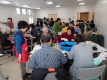 サポーターが参加者に教えている様子