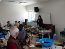 質疑応答で参加者の質問に答えているところ