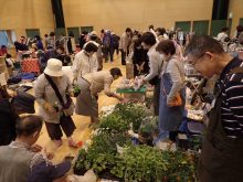 接客中の花コパンのメンバーとお客様の様子