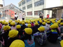 講師の話しを聞く生徒たち