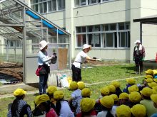 タウンガーデナーが生徒に説明しているところ