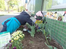 花壇の土づくりをしているところ