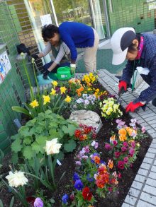 花壇のメンテナンスをしているところ