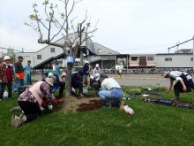 百合が原駅前で作業をしているところ