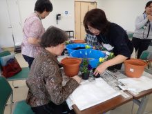 互いに説明しているところ