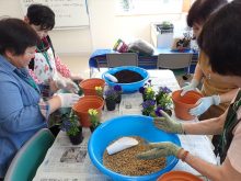 互いに説明しているところ