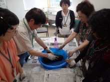 土を練っている様子