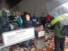 雨の中、メンテナンスの説明を聞いているところ