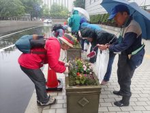 雨の中のメンテナンスの様子