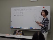 ホワイトボードでメンテナンスの説明をしているところ