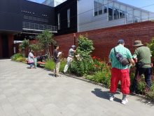 JRs白石駅南口のガーデンの手入れの様子
