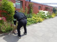 最後に隅まで掃除をしているところ