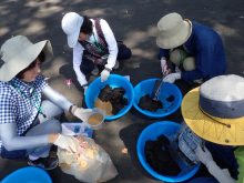 サポーターが土を練って用意しているところ