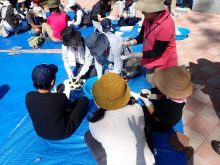 たねダンゴづくりを教えているところ