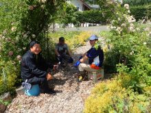 アーチで休憩する男性たち