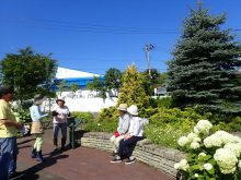 ベンチに座っておしゃべりをしているところ