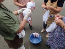 絞り模様をつくっているところ