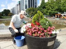 座ってコンテナのメンテナンスをしているところ