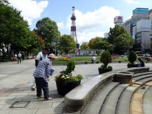 噴水まわりのコンテナのメンテナンスをしているところ