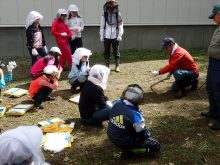 鎌の使い方を教えているところ