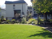 公園のまわりの花壇と家