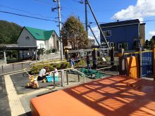 遊具で遊ぶ子ども