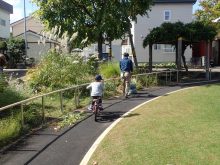 子どもが遊んでいるところ