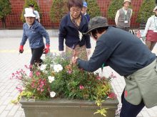 市役所前コンテナガーデンのメンテナンスの様子