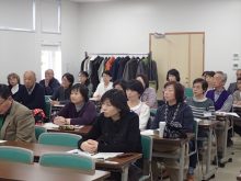 熱心に聞く受講者