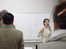 姿勢と呼吸法を教わっている所