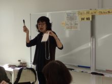 名札の書き方を丸山先生が説明しているところ