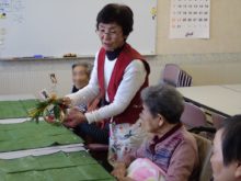 ぐり～んの会の代表髙橋さんが正月飾りの説明をしているところ