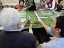 施設の職員さんと制作している様子