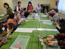 作った正月飾りを見せあいこしているところ