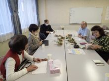 施設の職員とスタッフのミーティングの様子